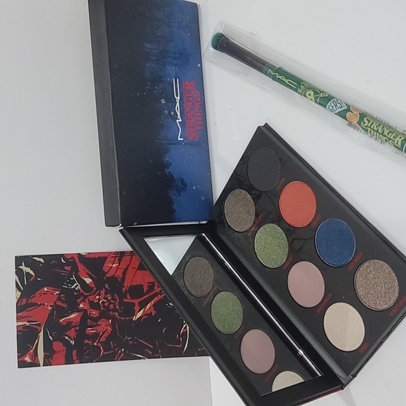1/2 PRICE✅ MAC STRANGER THINGS 2 PC SET: The Void Eye Palette + Eye Brush  NEW - Picture 16 of 17